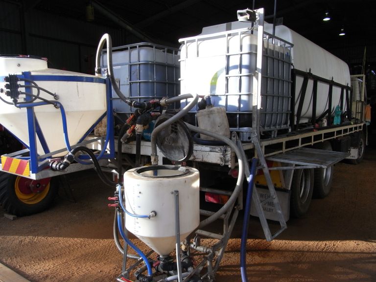 Water chemical mixing truck